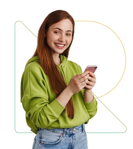 Jovem ruiva sorri com o celular na mão, atrás dela o logo da VPR imóveis